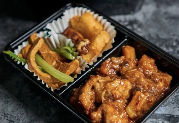 振兴配资 光明时评：堂食与外卖“双标”，怎么成了生意经？