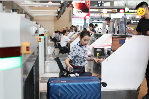 大牛配资网 服务旅客达2万人次！暑运镜头：东航山东一线员工全力保障旅客顺畅出行